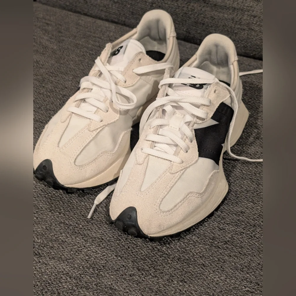 New Balance Women's 327 Sneaker
